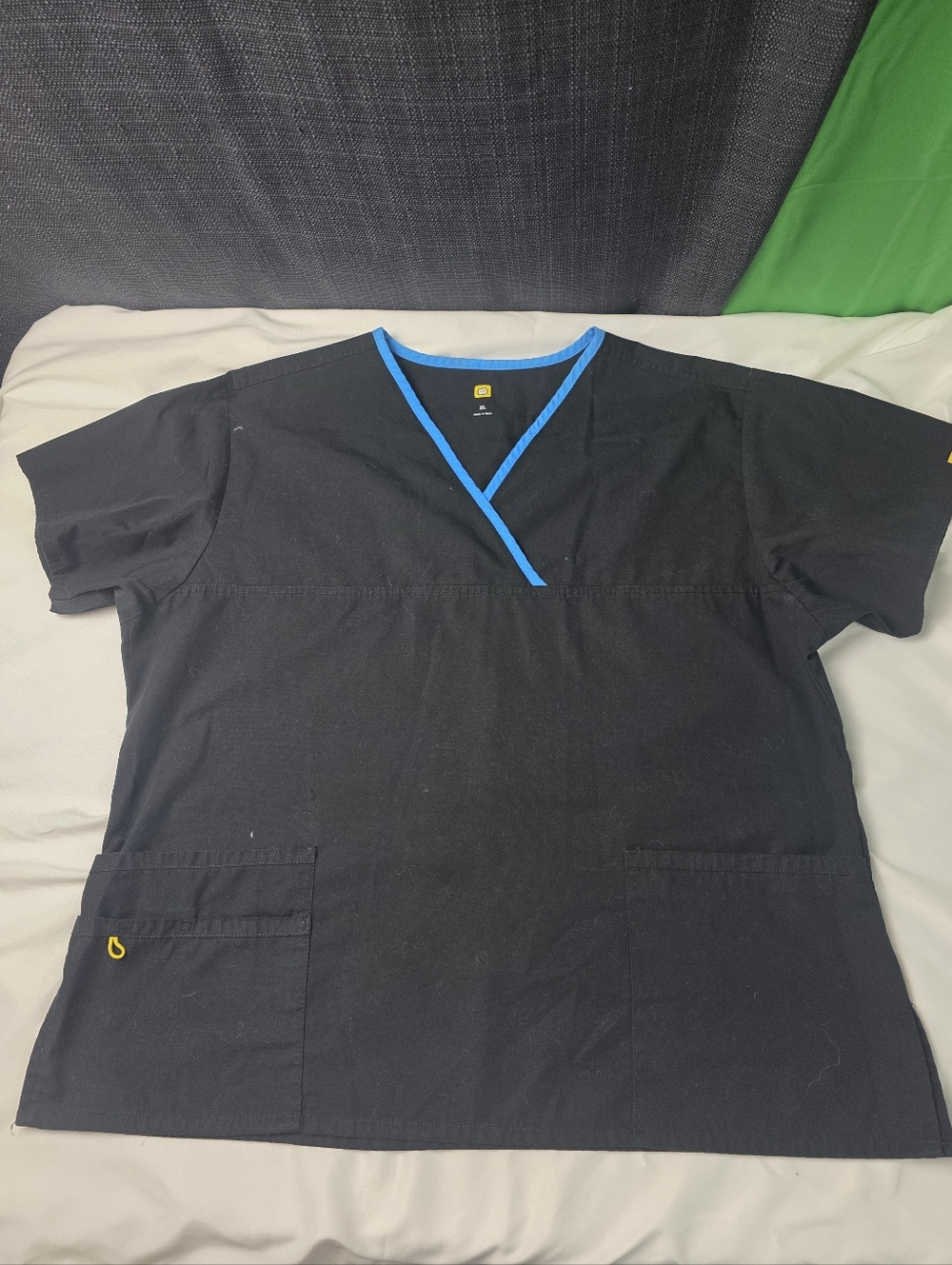Wonderwink Women's XL Black Scrub Top with Blue Trim
